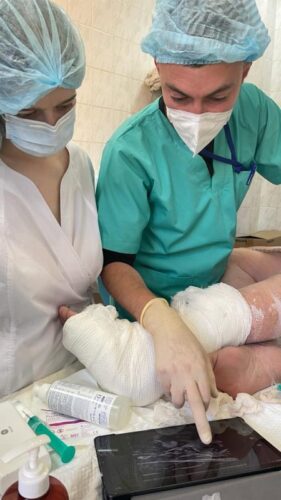 בית החולים שדה הישראלי באוקראינה: שחזור וקיבוע קרסול לפצועה בת 50