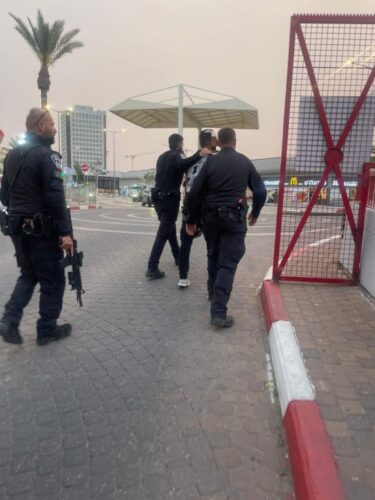 דיווחה למשטרה על צעיר המנסה לגעת בה, תוך דקות החשוד נעצר