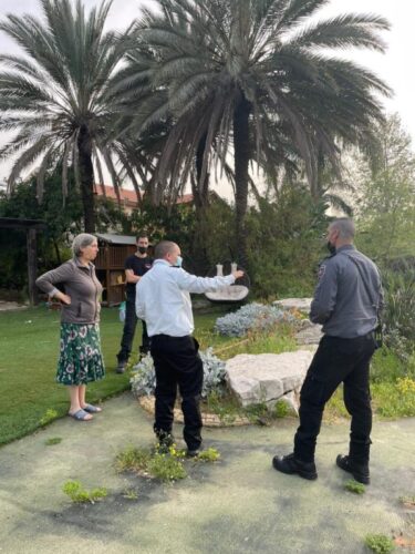 בכבאות והצלה לא לוקחים סיכונים ומגיעים עד דלתות בתי התושבים בסיכון