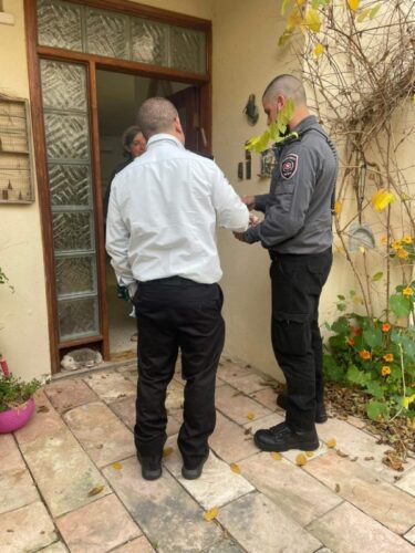 בכבאות והצלה לא לוקחים סיכונים ומגיעים עד דלתות בתי התושבים בסיכון