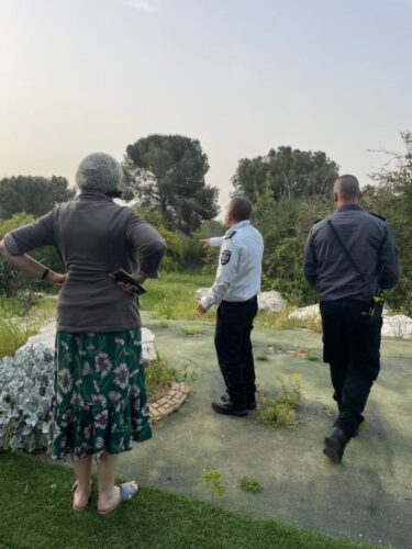 בכבאות והצלה לא לוקחים סיכונים ומגיעים עד דלתות בתי התושבים בסיכון