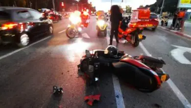 רוכבת אופנוע נפגעה מרכב בתל אביב, מצבה בינוני
