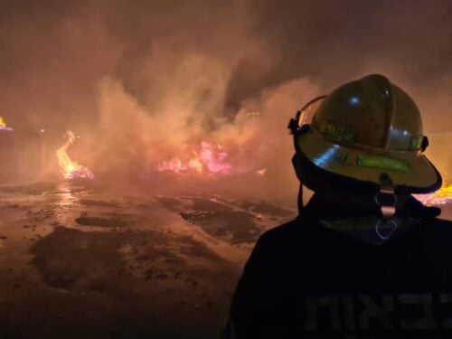 אלפי משטחים עולים באש: שריפה פרצה במחסן עצים בחיפה