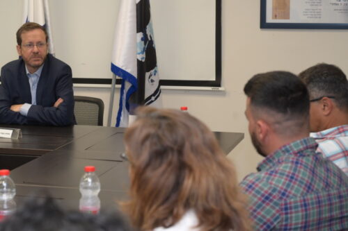 נשיא המדינה במטה הרשות להגנה על עדים: "מה שאתם עושים זה מלחמה בטרור - חד וחלק"