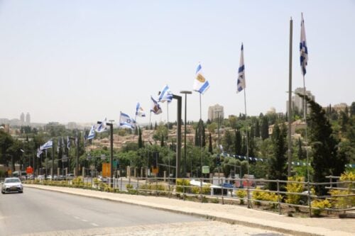 9000 דגלים נתלו בשרשרת בת כ-42 ק"מ בירושלים