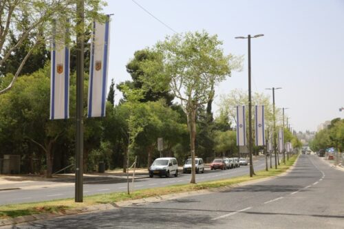 9000 דגלים נתלו בשרשרת בת כ-42 ק"מ בירושלים