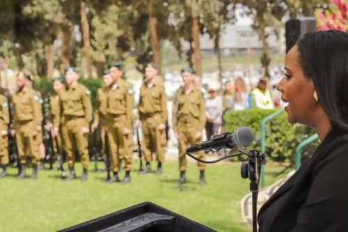 שרת העלייה והקליטה בטקס בראש העין: "עוצרים את שעון השגרה, עוברים להדממה"