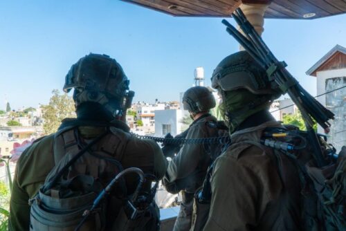 צפו: כוחות צה"ל מיפו את בתיהם של המחבלים שביצעו את הפיגוע באלעד