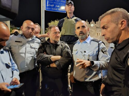 המחבל היה חמוש בשתי סכינים ומוכן להסתער: כל הפרטים על הפיגוע בירושלים
