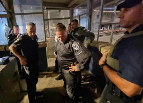 המחבל היה חמוש בשתי סכינים ומוכן להסתער: כל הפרטים על הפיגוע בירושלים