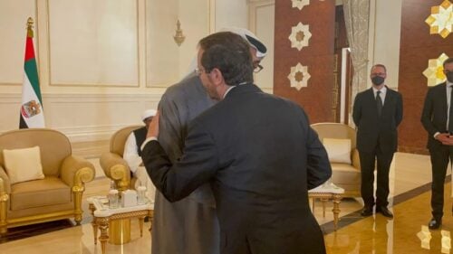 לאחר מות נשיא איחוד האמירויות ח'ליפה בן זאיד: הנשיא הרצוג נחת באבו דאבי