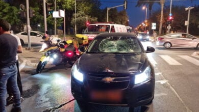 תל אביב: רוכב אופניים נפגע מרכב בלה גווארדיה, מצבו בינוני