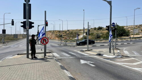 "פירגון לתושבים ולמדינה": חיילי מילואים קישטו צמתים בבנימין בדגלי ישראל
