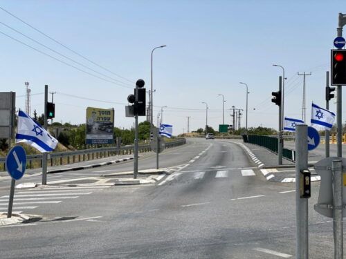 "פירגון לתושבים ולמדינה": חיילי מילואים קישטו צמתים בבנימין בדגלי ישראל