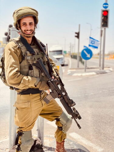 "פירגון לתושבים ולמדינה": חיילי מילואים קישטו צמתים בבנימין בדגלי ישראל