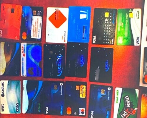 אפילו החוקרים הופתעו: בת 20 חשודה בגניבת עשרות כרטיסי אשראי תוך ניצול אנשים
