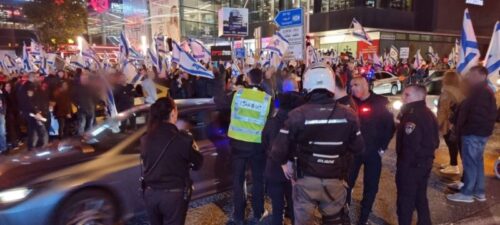 מחאה ציבורית - הפגנה בחיפה - מרכז חורב - שוטרים