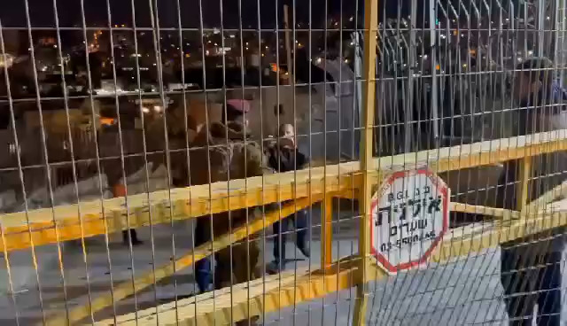 An unusual event in Hebron: an IDF soldier fired into the air during a confrontation with an Arab