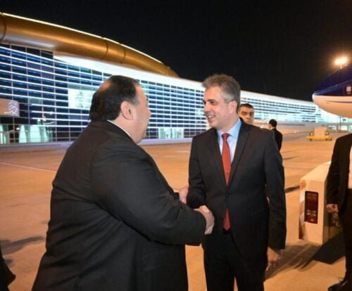 שר החוץ אלי כהן בנחיתה באשחבד בירת טורקמניסטן נפגש עם סגן שר החוץ הטורקמני.