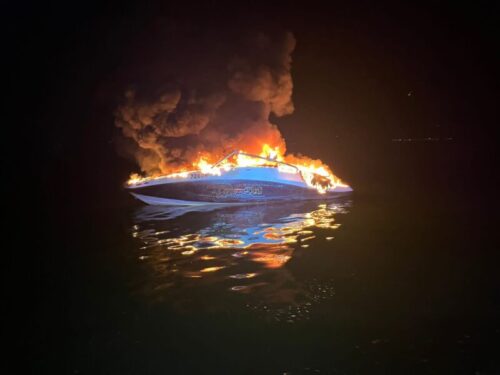 סירה עולה באש - עשן - כנרת - לילה