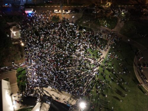 מחאה- הפגנה נגד המהפכה המשפטית - הוד השרון - לילה