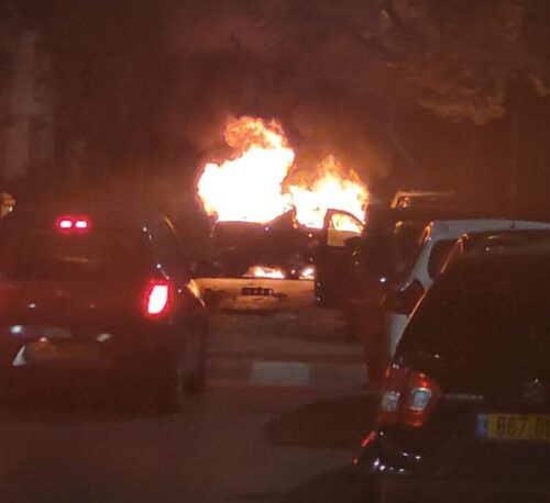 רכב עלה באש - התפוצץ - לילה - שריפה