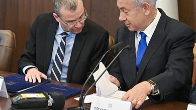 ראש הממשלה בנימין נתניהו בישיבת הממשלה השבועית במשרד ראש הממשלה בירושלים. בצילום עם שר המשפטים יריב לוין