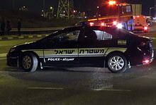 ניידת משטרה - חסימה בכביש - לילה