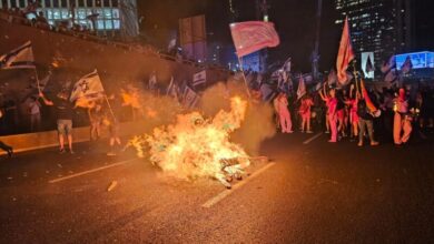 הפגנה - מפגינים - נתיבי איילון - תל אביב - מדורה - שריפה