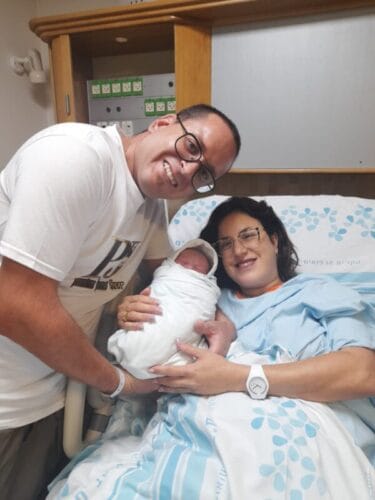 משפחת גזי רגע אחרי לידת בנם השלישי והראשון ברמב"ם לשנה העברית החדשה שהחלה הערב