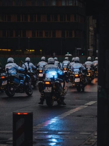 משטרה - שוטרים - גרמניה - גרמנים - אופנועים - לילה