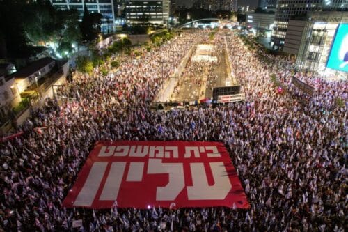 הפגנה נגד המהפכה המשפטית - מפגינים - תל אביב - קפלן - לילה
