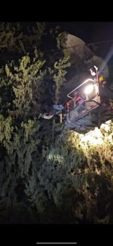 חילוץ צנחן שנתקע על עץ - לילה - מנוף גבהים