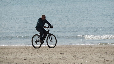 רוכב אופניים - ים - חוף - רכיבה